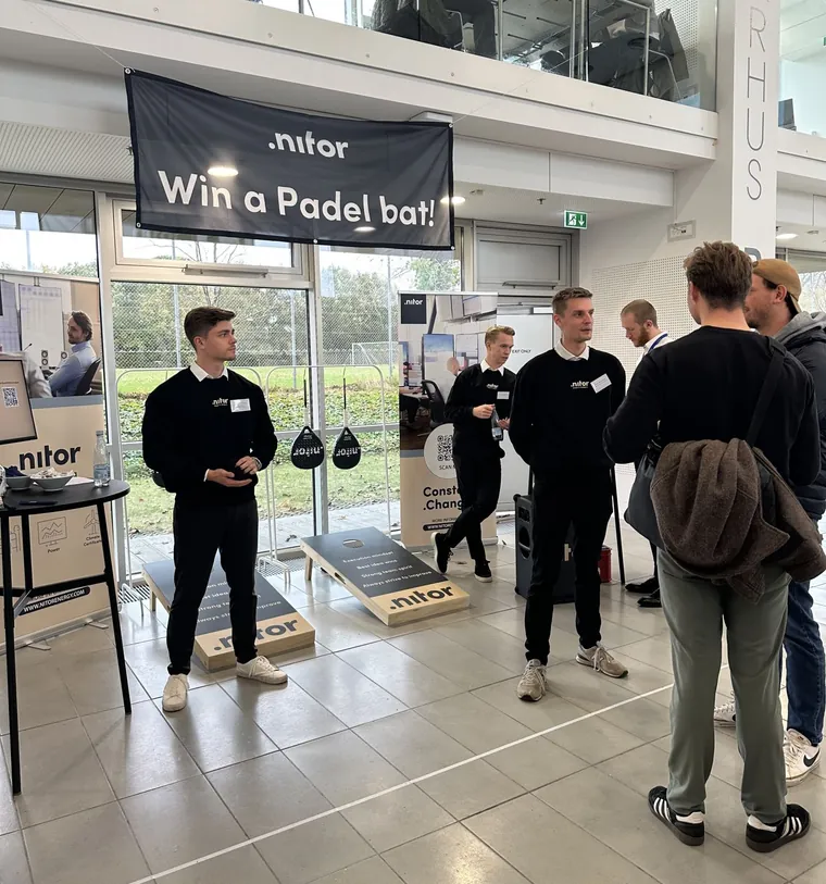 Cornhole borden opgezet binnen voor kantoor spelen